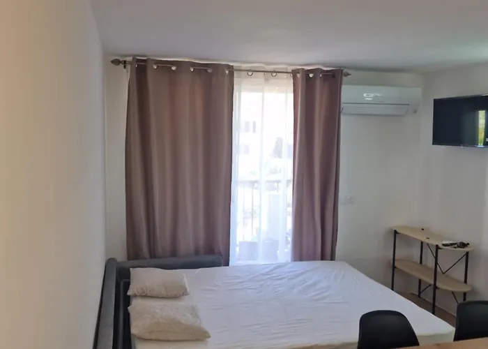 Avec Vue Sur *